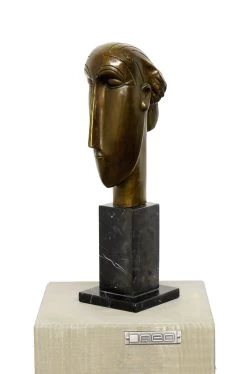 Modern Sculpture - Woman's Head (1912) - A. Modigliani